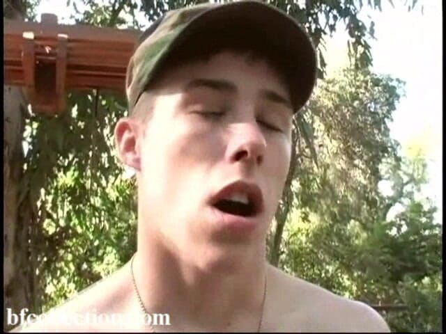 Boyfun: Mark अपने बड़े गोरे लंड का हस्तमैथुन कर रहा है