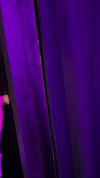 Bruneta s velkým zadkem dostane dva ptáky v glory hole