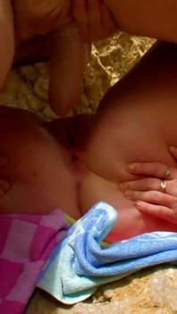 O mamă sexy blondă super excitată este futută anal în aer liber