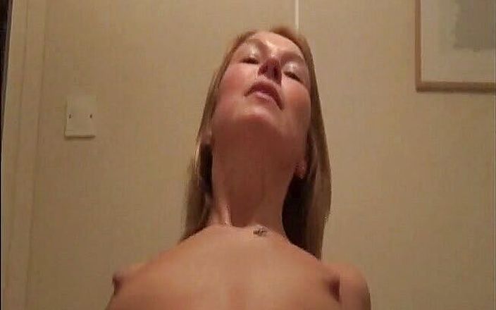 Flash Model Amateurs: छोटे स्तन वाली लड़की की पीओवी में गांड चुदाई