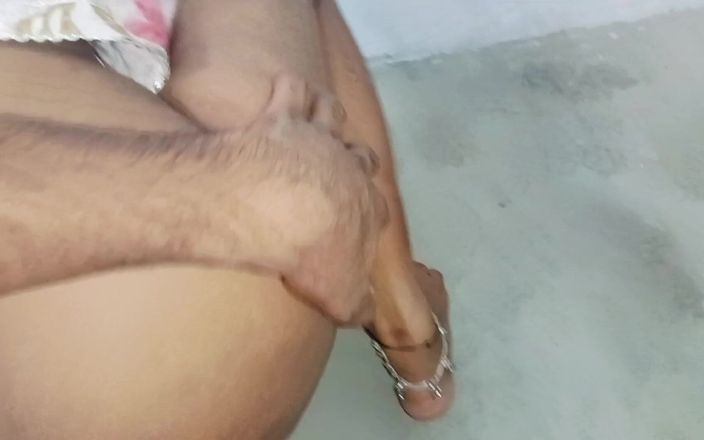Misspriya: हमारी सौतेली बहन की आज पहली बार जोरदार चुदाई हो रही है