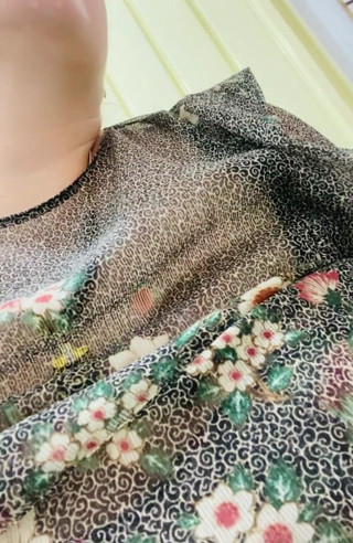 Preciusrouss49: Aku meletakkan vibrator di bawah pakaianku