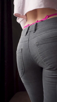 PAWG v těsných džínách škádlení růžové tanga velrybí ocas