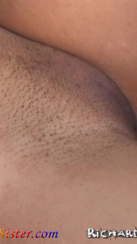Velho pau branco dói adorável buceta preta da meia-irmã de 18 anos enquanto meio-irmão filma audição pornô