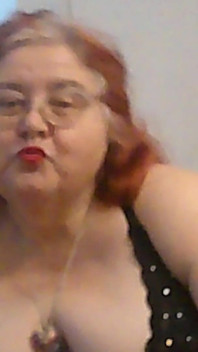 Zralá bbw zrzavá sestřička Vicki s vámi mluví, když dělá rtěnku a aplikuje video pro vás!