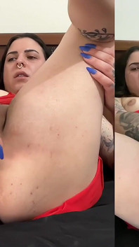 Tätowiertes trans-mädchen spielt mit ihrem loch und ihrem schwanz