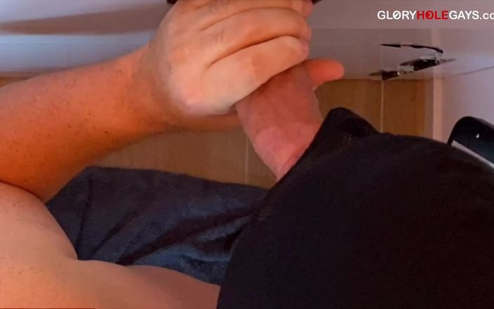 GLORYHOLEGAYS: Un joven estudiante curioso explora el gloryhole por primera vez