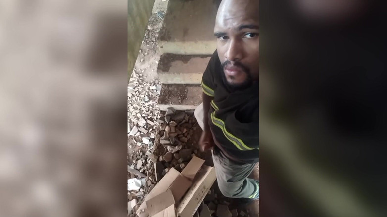 TheBlacKHunterr: Di tangga bangunan memukul a