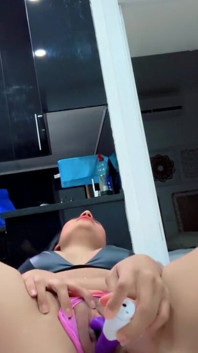 Dildo tavşanımla zengin bir şekilde mastürbasyon yapıyorum