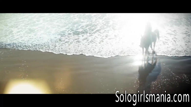 Solo girls mania: Scarlet Red masturbeert haar poesje