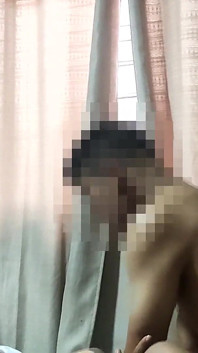 Nu am putut să-mi ajut gemetele, dar am pierdut pariul și a trebuit să plătesc cu sex; M-am lăsat înregistrată și futută.