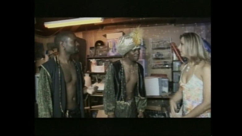 Vintage megastore: Любительська блондинка мамка відтрахана і наповнена кремпаєм вінтажним чорним членом-монстром