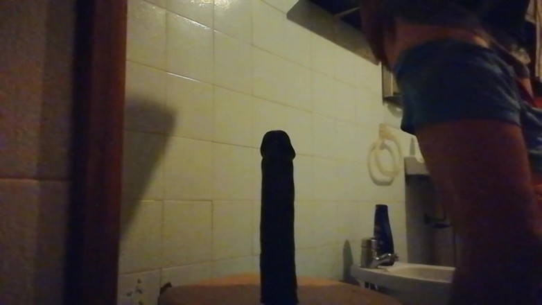 Culopeke: 他和她的男友在浴室里玩得很开心