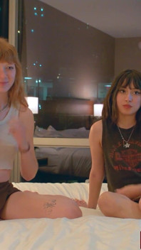 Dua cewek imut ginger dan quinn lagi asik ngusap game Strip NY trivia
