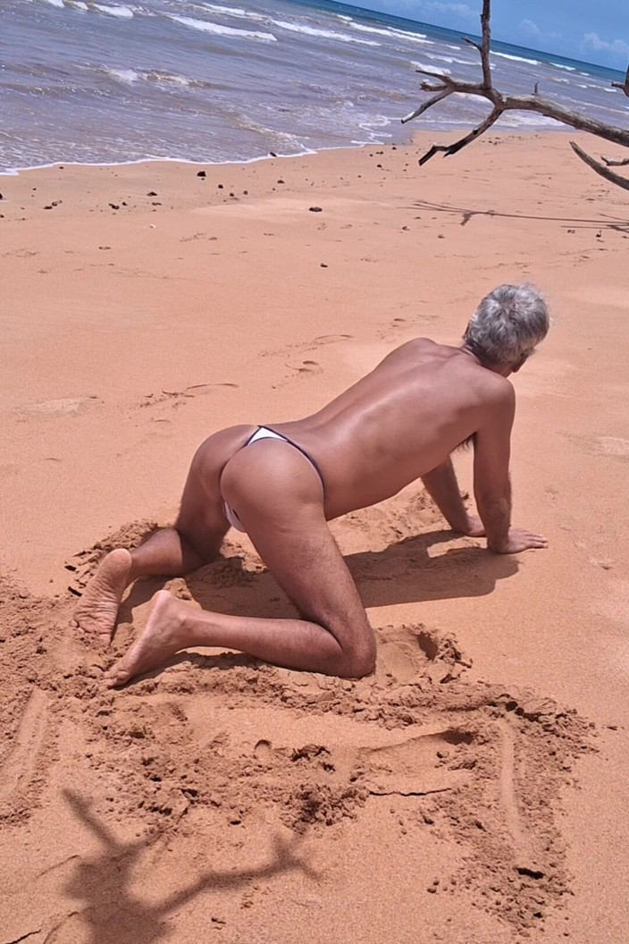 Ladysilvas: Ladysilva in spiaggia in bikini si gode un sole sul...