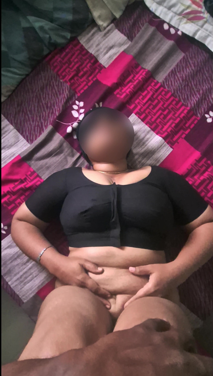 Black & white desicat: Sexy Desi-hausfrau in schwarzer bluse hart gefickt &amp;muschi vollgespritzt