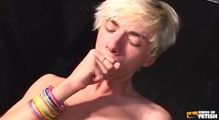 Gay Diaries: Blonďatá twink dostane drsně ošukaný zadek svalnatým mužem bez sedla