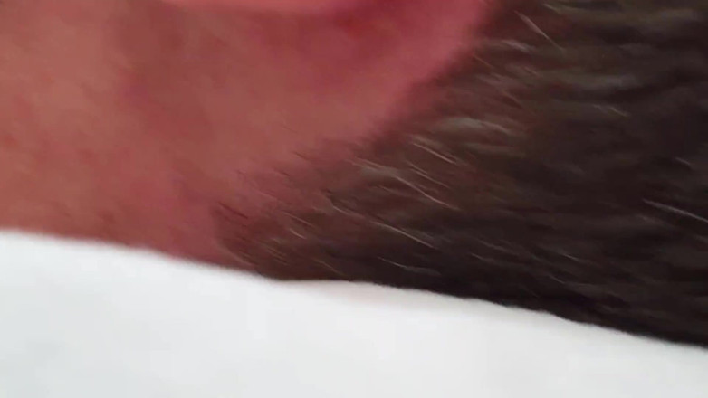 Double-Dutchies: Cewek sange ini lagi asik main-main di sofa sampai dicrot...