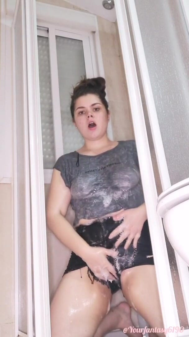 Your fantasy studio: Show sous la douche habillé