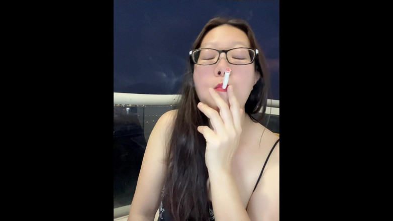 Smoking Asian: Mörkside rökning asiatisk bitning, extrahera smutsig cigarett filter + hurtful bröstvårtan...