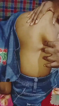 Chica universitaria de 18 años en video de sexo por primera vez con novio