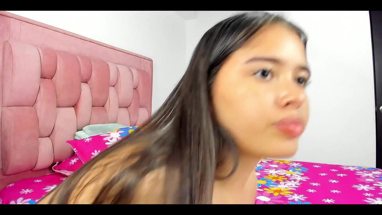 GymBabeXXX: Stieftochter fickt Dildo in muschi und arsch