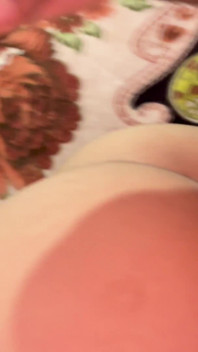 방에서 혼자 있는 첫 배다른 여동생과 그녀의 쪼이는 버긴 보지를 따먹고 싶어
