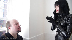 Domestic femdom: I vládci potřebují kouřovou přestávku