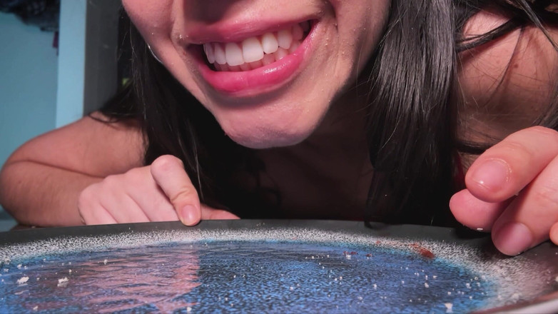 CoralTrip: Micșorat și lins de vecina ta uriașă