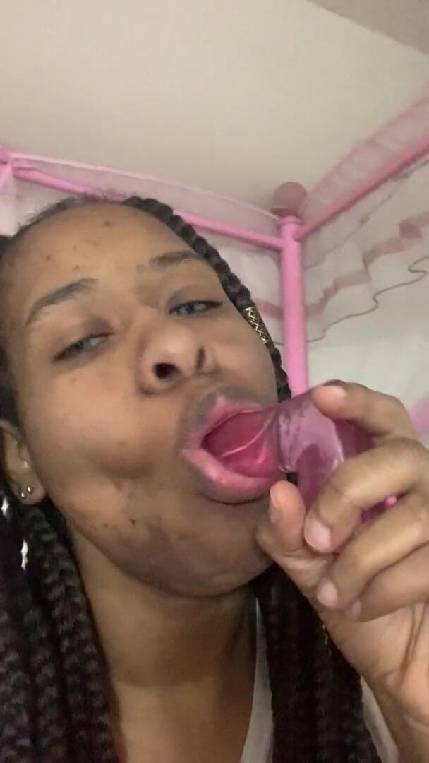 Imani Garrett: Guardami succhiare il mio dildo