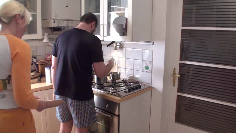 Femdom Austria: Kochen unter strikter aufsicht