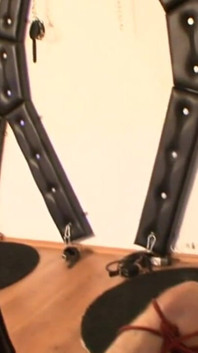 Pequeño pene pies fetiche dominando trío