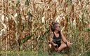 Pee Adventures: Писсинг в кукурузном поле - скрещивает ее ноги, чтобы успокоить ее полный мочевой пузырь и мокрые ее джинсы в жару на улице