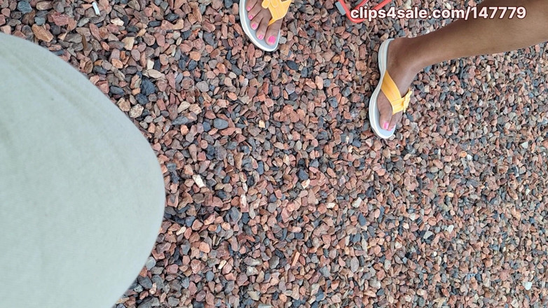 Foot Patrol: Ebenholz-MILF glänzende schenkel, beine und hübsche rosa zehen