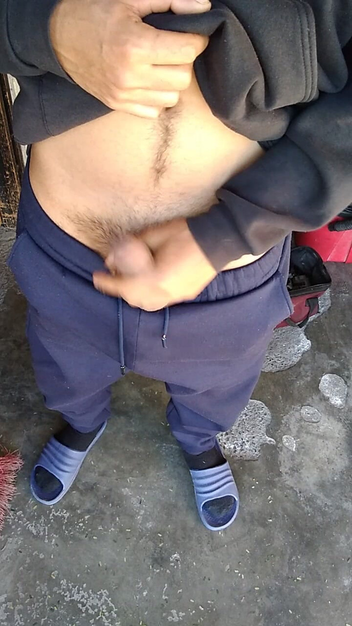 AlexAlejandro13: मेरे घर के गेट पर मेरा लंड ले रहा हूँ