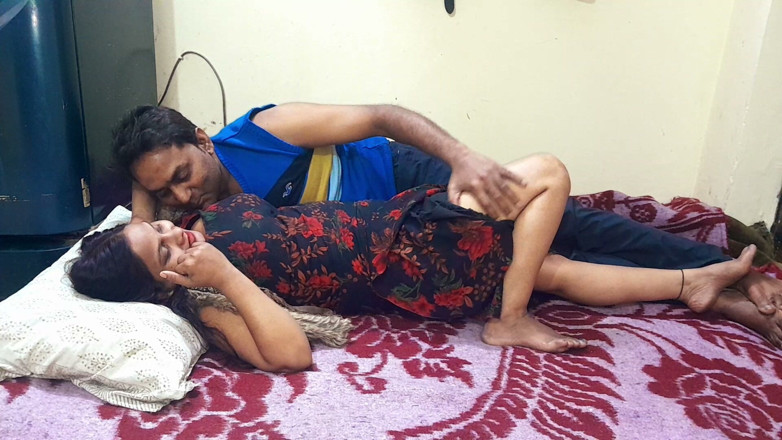 Hot Indian Aunty: 曲線美のある成熟したインド人おばさん、大胆で熱いセックス