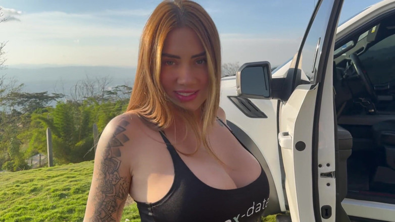 Sara Blonde: Очень жесткий трах в моей машине с незнакомцем, который я нашел в приложении