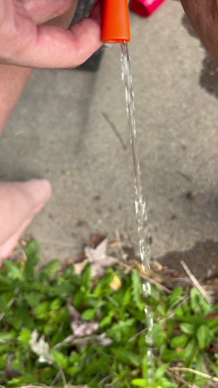 Hot potato girl: 在外面通过导尿管撒尿