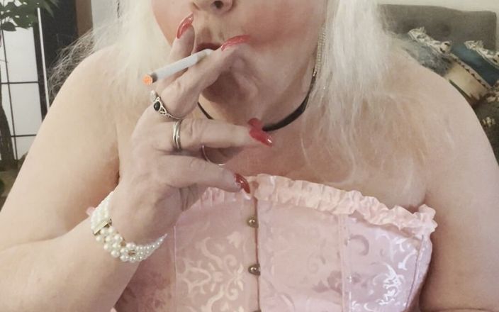Constance: 핑크색과 흡연으로 오줌 싸기
