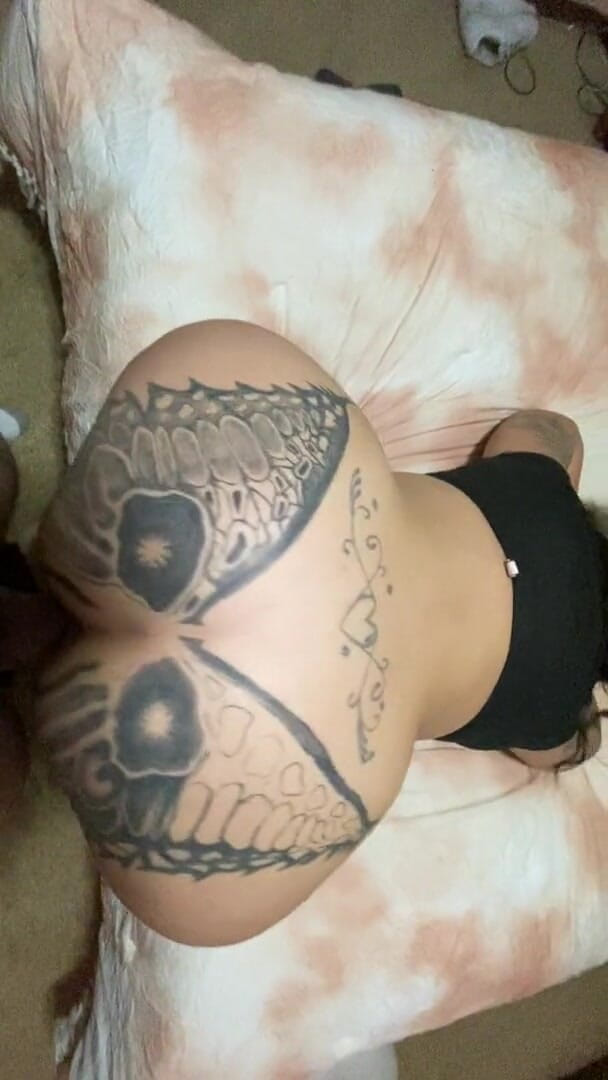 MzKiTTy91: 大屁股白人熟女的背影