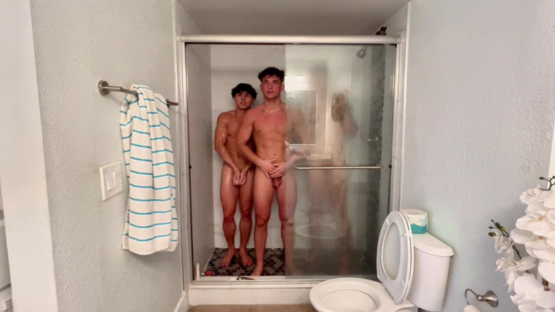 Hot Guys Fuck: Paroháčský milostný trojúhelník s nejžhavější exotickou drobnou teenagerkou