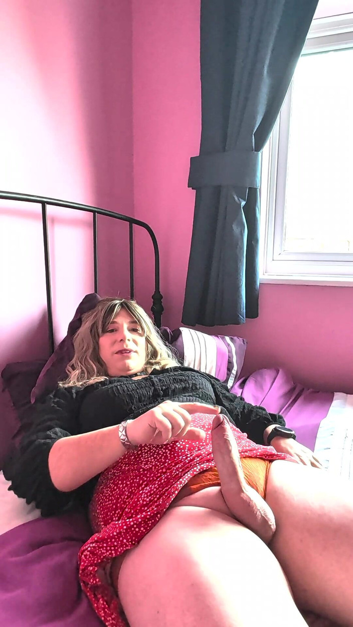 NikkiGee: Çıplak Nikki dölünü vuruyor!