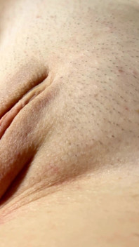 Masáž mé baculaté kundičky mě přivádí k šílenství a dává mi silné orgasmy