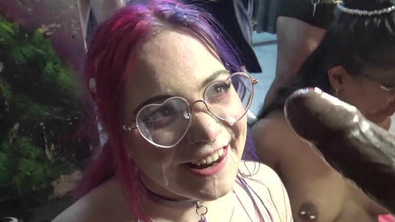 UkXXXpass: Três garotas deslumbrantes compartilhando pau na sala