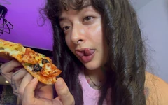 Vous êtes piégé dans la boîte à pizza de ce géant et vous êtes dévoré.