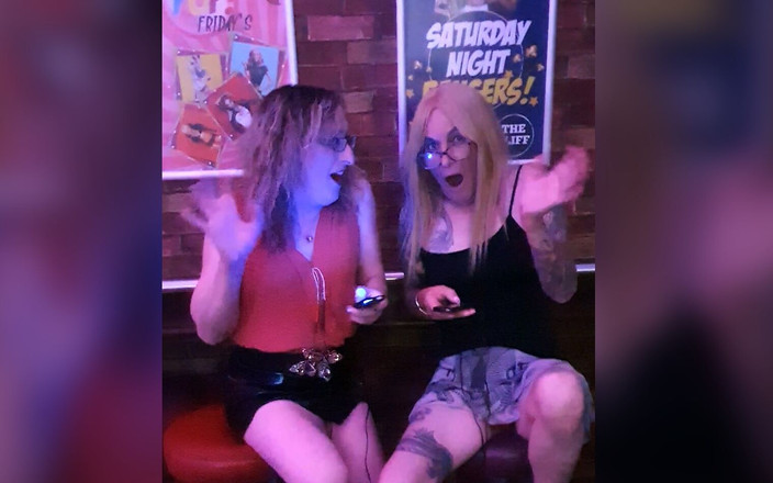 Spike Essex: Britská milfka e-stim se baví v hospodě s Lisou a...