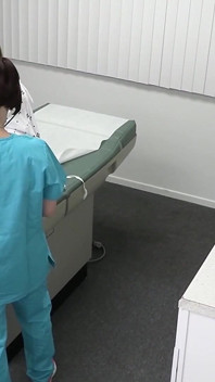 Perverzní doktor poskytuje lekci tvrdého bušení, když teenka nacpe její malou kundičku plnou ptáka a pokrývá její hezkou tvář