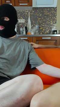 J’ai sorti mon énorme bite pour qu’Alex puisse voir qui est le plus gros ici !