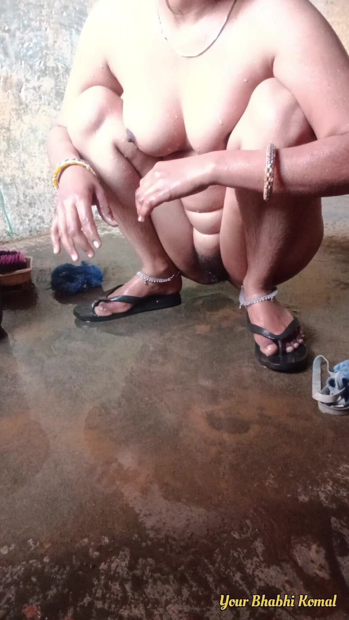 Hot_girl: Komal yenge banyoda banyo yapıyor