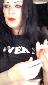 Anna kouří cigaretu
